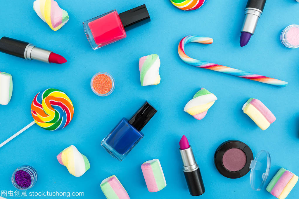 藍(lán)色背景下各種彩色糖果的化妝品產(chǎn)品